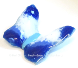 Glazen vlinder in blauw en witte kleuren