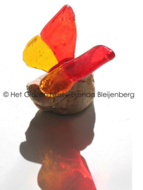 Speelse glas vlinder in oranje kleuren
