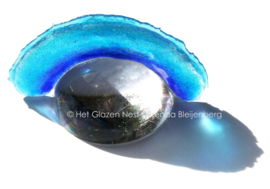 Blauwe regenboog in glaskunst
