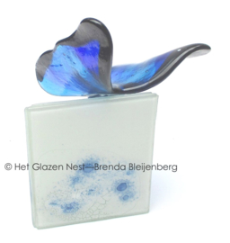Blauwe vlinder op kleine witte urn