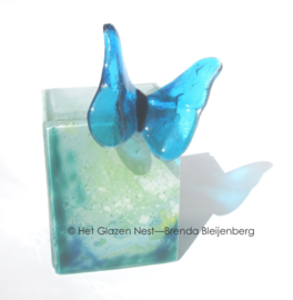 Urn “Aqua vlinder in het groen”