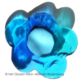 Kleine bloem in abstract aqua blauw glas