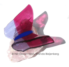 Roze en lila vlinder op rozenkwarts