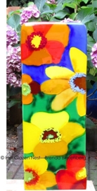 kleurige bloemen in lange glasplaat