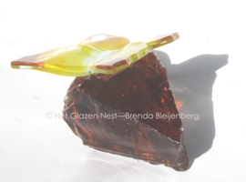 Gele vlinder op amber glas