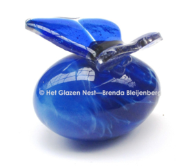 Blauwe vlinder op mond-geblazen steen