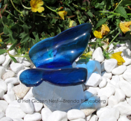 vlinder in blauwtinten op casting glas steen