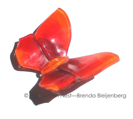 Glazen vlindertje in rood en oranje kleuren