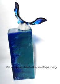 Glazen urn  met blauwe vlinder