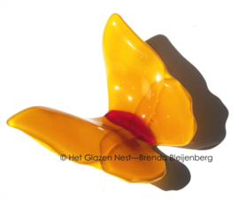 Grote vlinder in vanillegeel glas