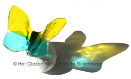 Bijzondere vlinder in geel en aqua glas