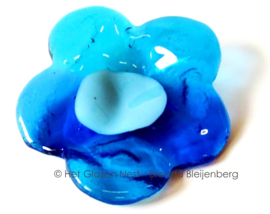 Kleine bloem in abstract aqua blauw glas