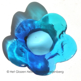 Kleine bloem in abstract aqua blauw glas