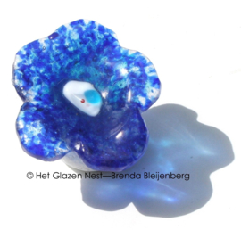 Glazen bloem in speels blauw als min i urn