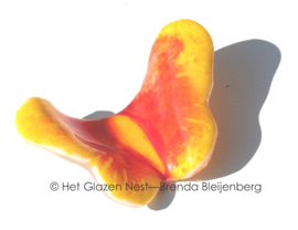 Glazen vlinder met rode accenten