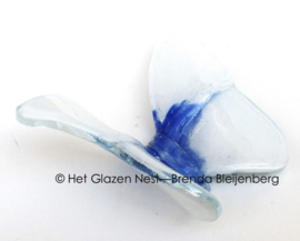 Kleine vlinder in wit en blauw glas