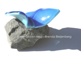 Glazen vlinder in rustig aqua blauw