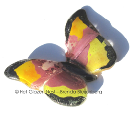 Kleine vlinder in roze en geel glas