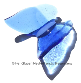 Grote vlinder in zacht blauw