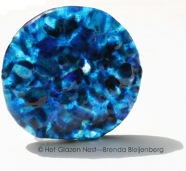 Kleine cirkel in grillig zee blauw glas