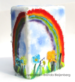 Glaskunst urn "Bloemen onder de regenboog"