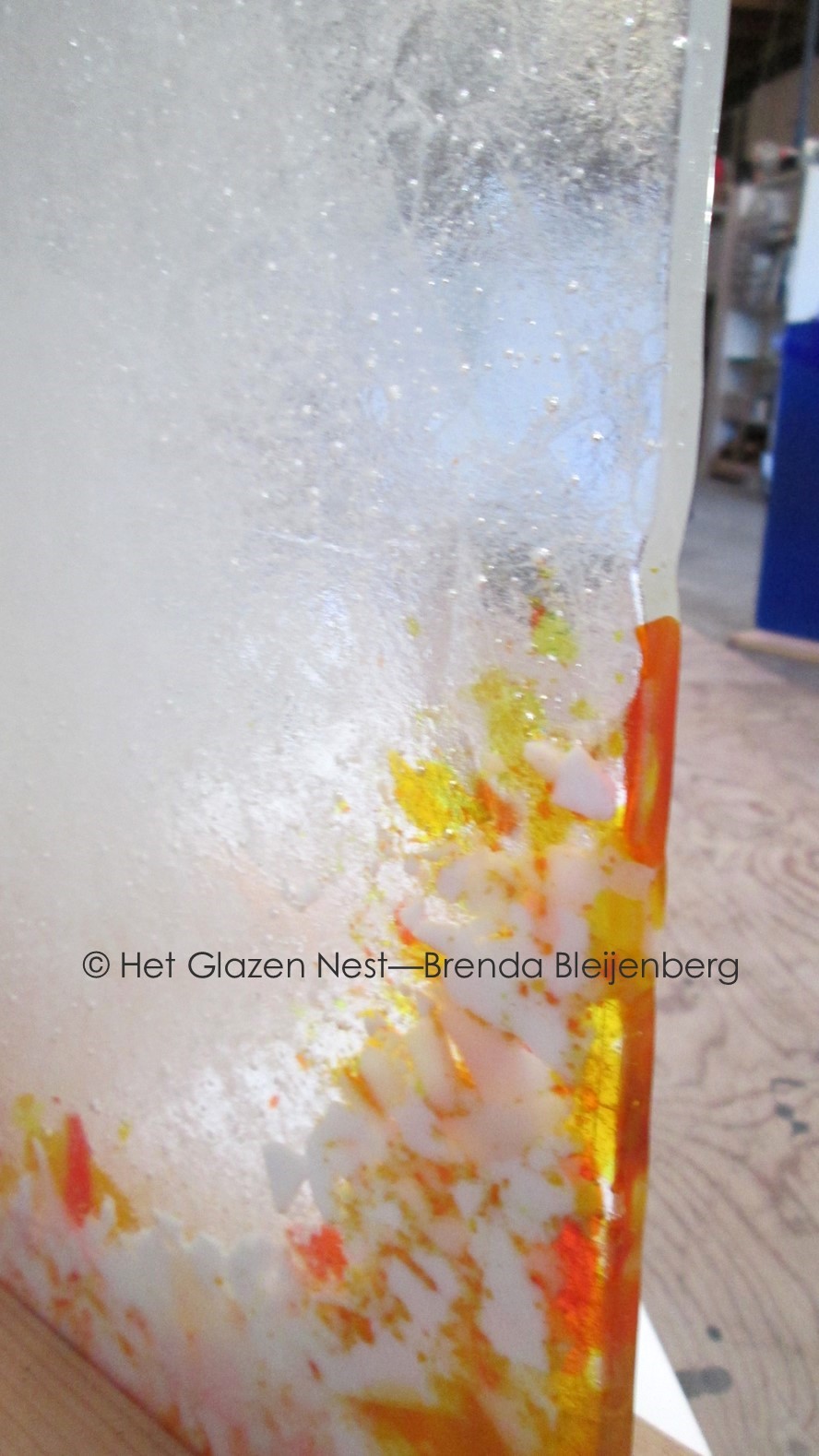 grillige object in blank en oranje glas