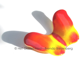 Oranje glazen vlinder met roze accenten