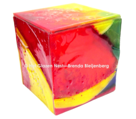Glazen urn in bonte kleuren