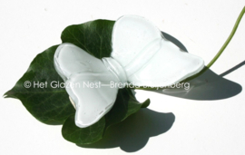 Witte glazen vlinder met ronde vleugels