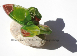Glazen vlinder in grasgroen met oker
