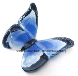 Glazen vlinder in abstract blauw