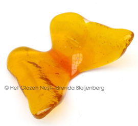 Kleine vlinder in oranje glas