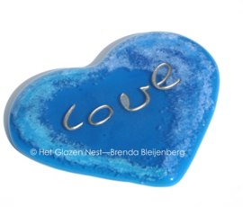 speels blauw hart met de tekst "love"