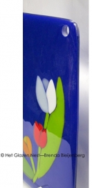 3 tulpen in blauw glas