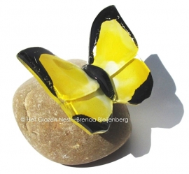 gele vlinder met zwart randje als mini urn