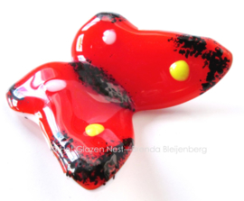 kleine rode vlinder met kleurige accenten