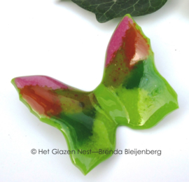 groene vlinder met licht roze accenten