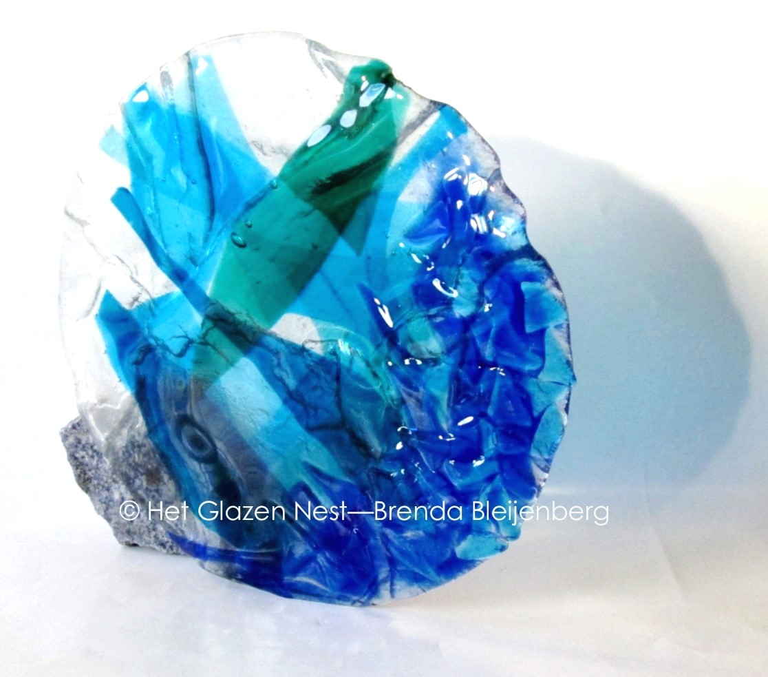 blauwe cirkel in grillig glas