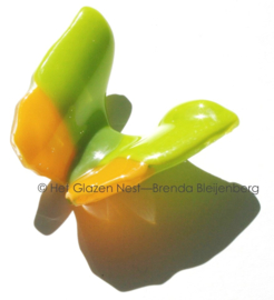 Kleine glas vlinder in groen en geel