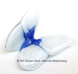 Kleine vlinder in wit en blauw glas