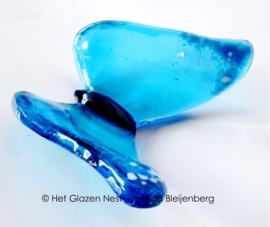 vliegende vlinder in zee blauwe kleuren