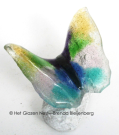 Kleine glazen vlinder in zachte kleuren