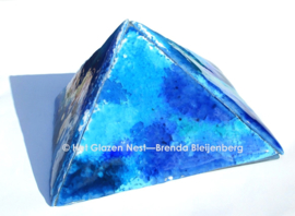 Blauwe piramide als urn