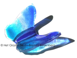 Kleine vlinder in aqua glas
