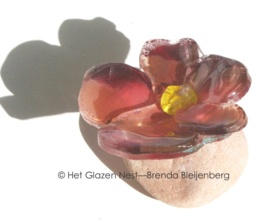 Glazen bloemetje in oud roze kleuren