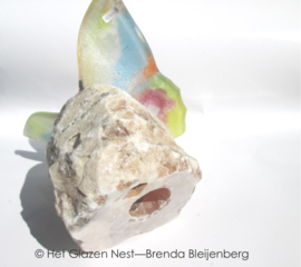 Grote vlinder op minerale steen