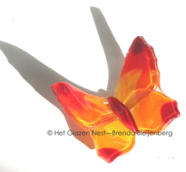 Kleine oranje vlinder met rode accenten