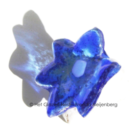 Kleine blauwe ster-bloem in glaskunst
