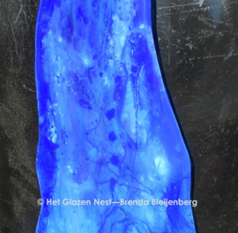 Glazen rivier in speels blauw