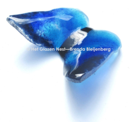 Blauwe vlinder in lichtdoorlatend glas